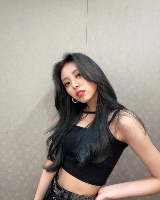 Mid-Back Loose Waves In Dark Blue-Black — Trendy Korean Hairstyles