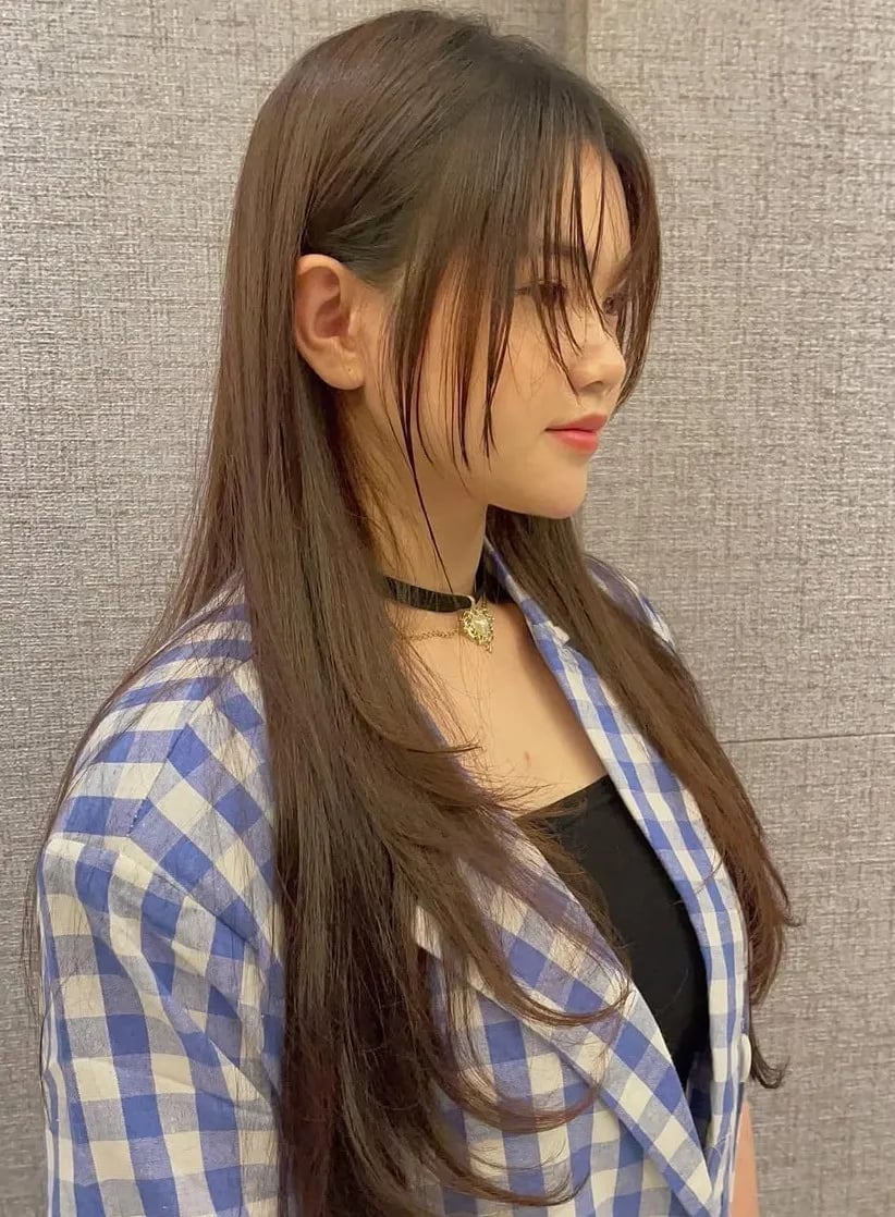 Mid-Back Long Layers With Face-Framing Bangs, Medium Brown — Trendy Korean Hairstyles