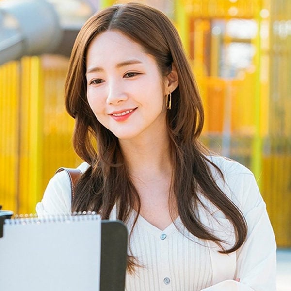 Collarbone Waves With Side Swept Bangs — Trendy Korean Hairstyles