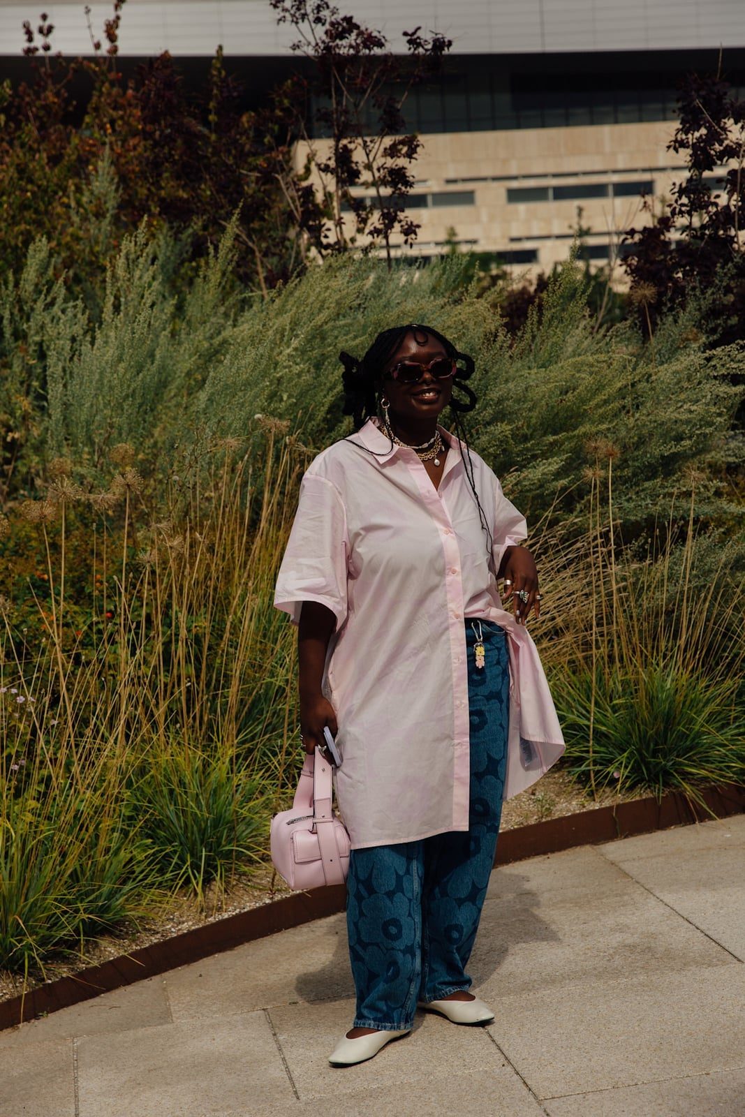 Oversized Pink Shirt Over Blue Jeans Oversized Pink Shirt Over Blue Jeans — Trendy Layering Outfits