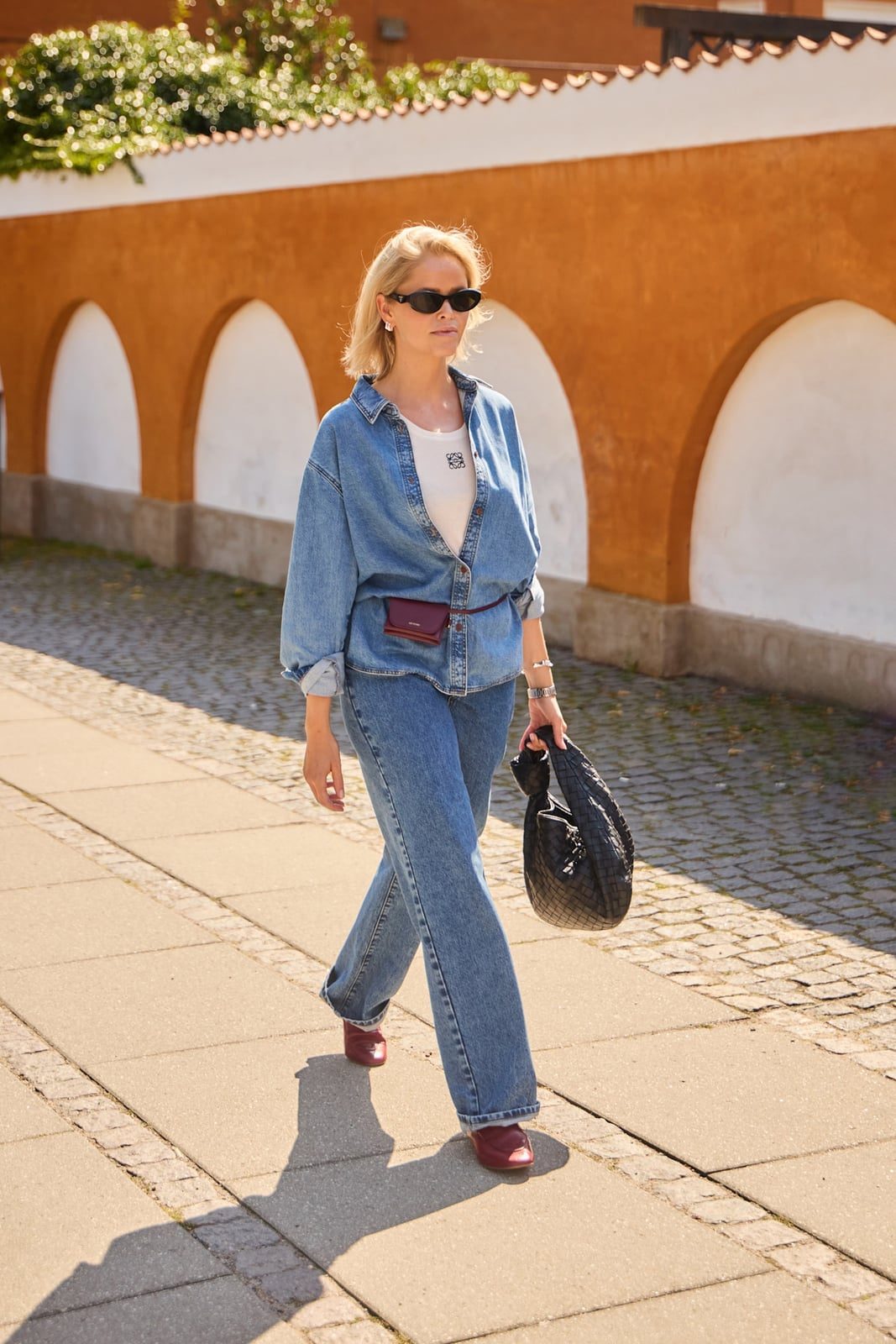 Oversized Denim Shirt Over T-Shirt and Jeans Oversized Denim Shirt Over T-Shirt and Jeans — Trendy Layering Outfits
