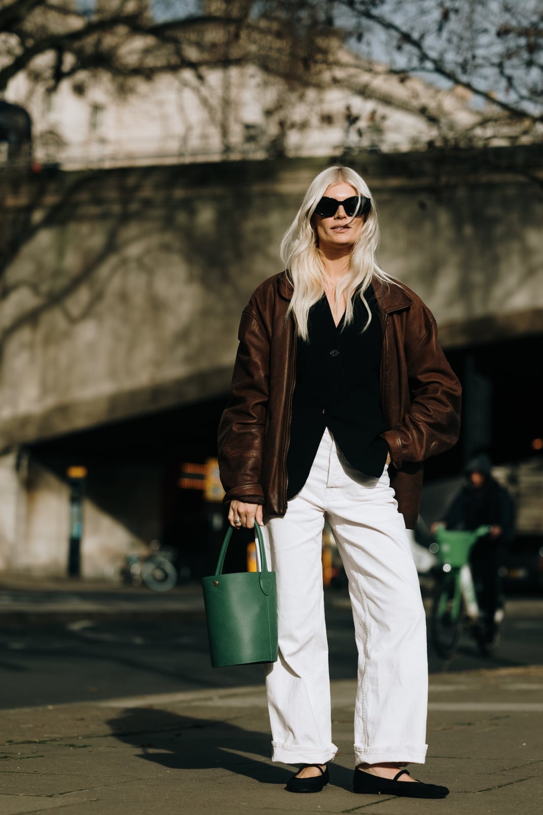 Brown Leather Jacket with Waistcoat and White Pants and Ballet Flats Brown Leather Jacket with Waistcoat and White Pants and Ballet Flats — Trendy Leather Jacket Outfits Women