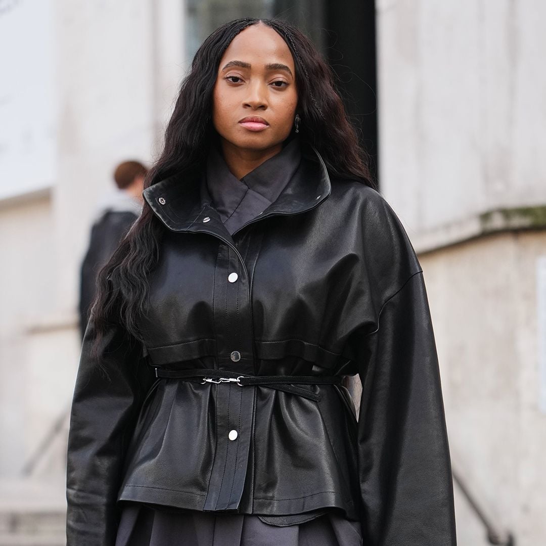 Belted Oversized Black Leather Jacket with Grey Shirt Belted Oversized Black Leather Jacket with Grey Shirt — Trendy Leather Jacket Outfits Women