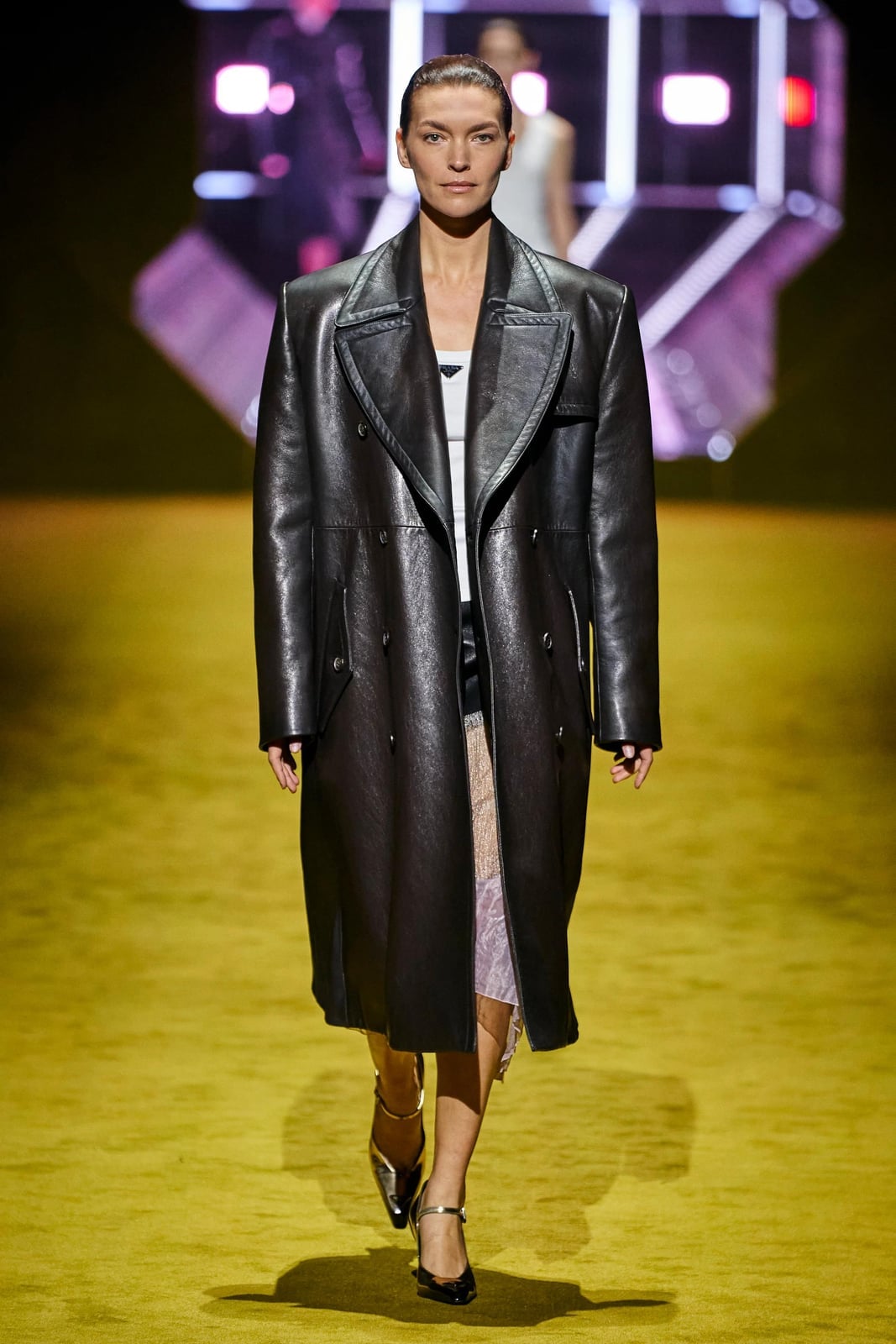 Oversized Black Leather Trench Coat on Runway Oversized Black Leather Trench Coat on Runway — Trendy Leather Jacket Outfits Women