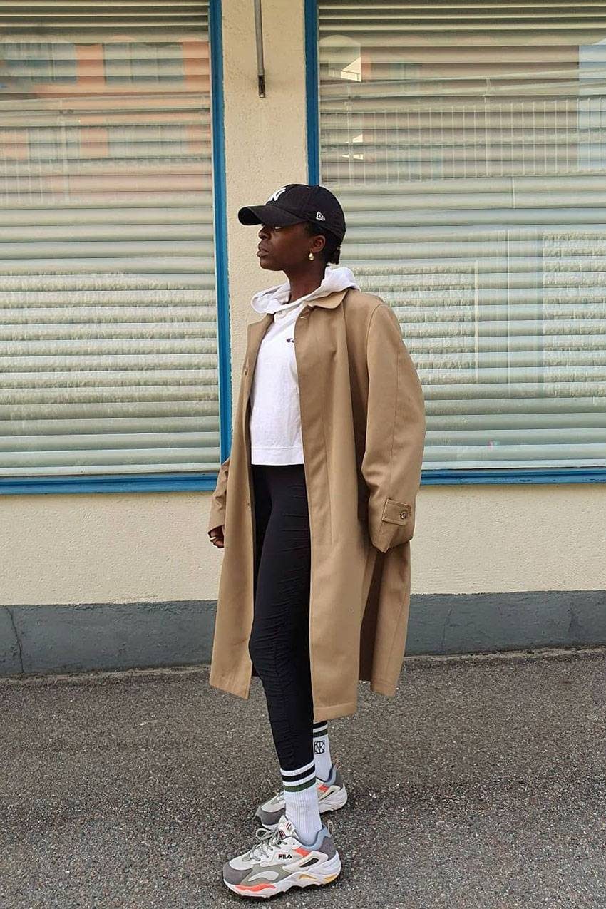 Ruched Black Leggings with a Beige Trench Coat — Trendy Leggings Outfits