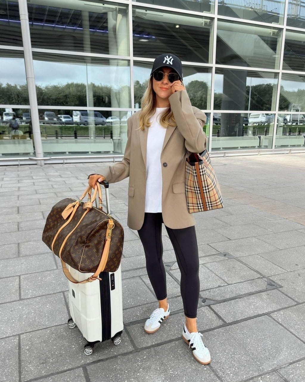Black Leggings with a Beige Oversized Blazer for Travel — Trendy Leggings Outfits