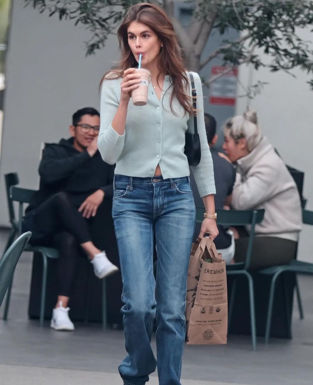 Low-Rise Jeans and Cropped Cardigan, Close-Up Take Low-Rise Jeans and Cropped Cardigan, Close-Up Take — Trendy Los Angeles Outfits