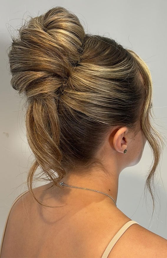 Voluminous Blonde Messy High Bun — Trendy Messy Bun Updo