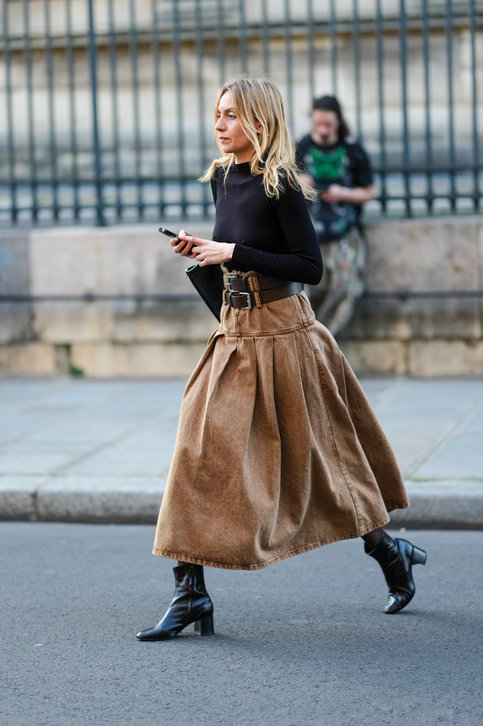 Brown Denim Midi Skirt with Leather Belt and Boots — Trendy Midi Skirt Outfits