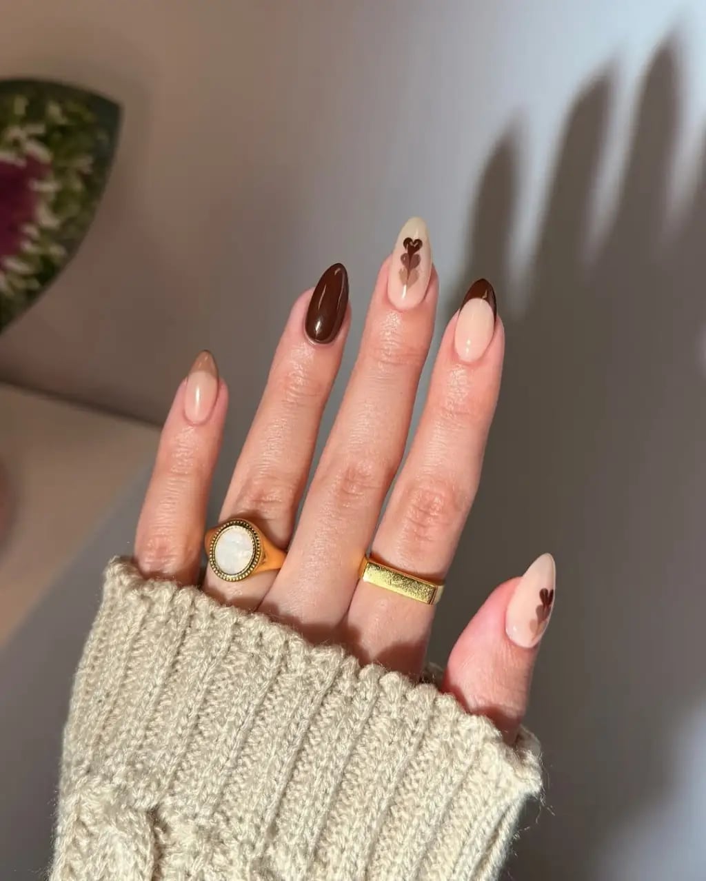Short Almonds with Outline Bear Motifs Short Almonds with Outline Bear Motifs — Trendy Mocha Nails