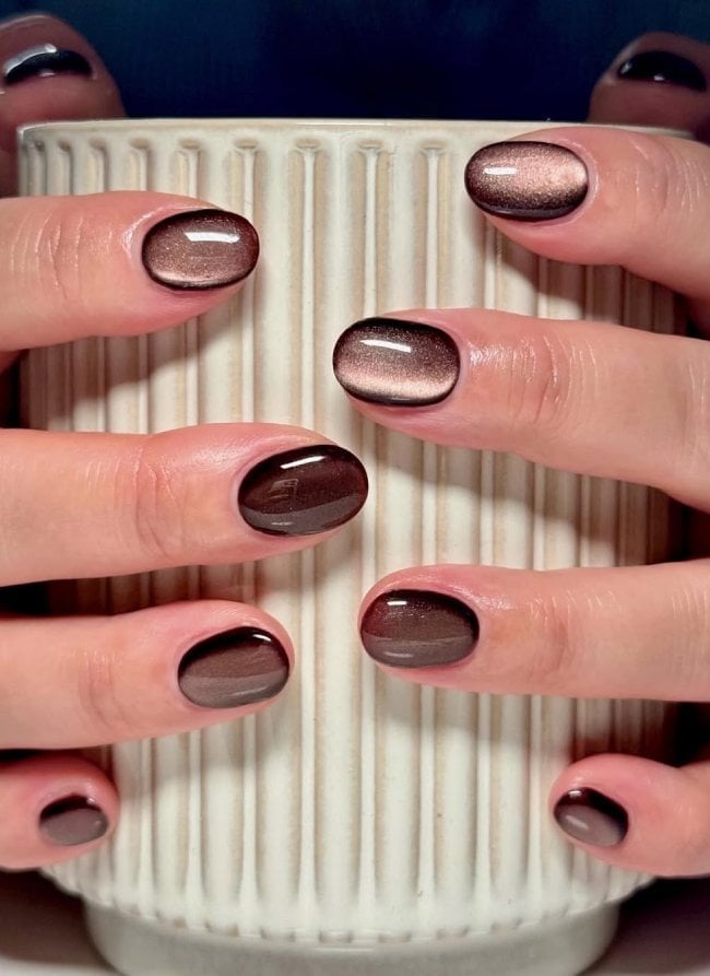 Rose Gold Cat-Eye Short Oval Nails Rose Gold Cat-Eye Short Oval Nails — Trendy Mocha Nails