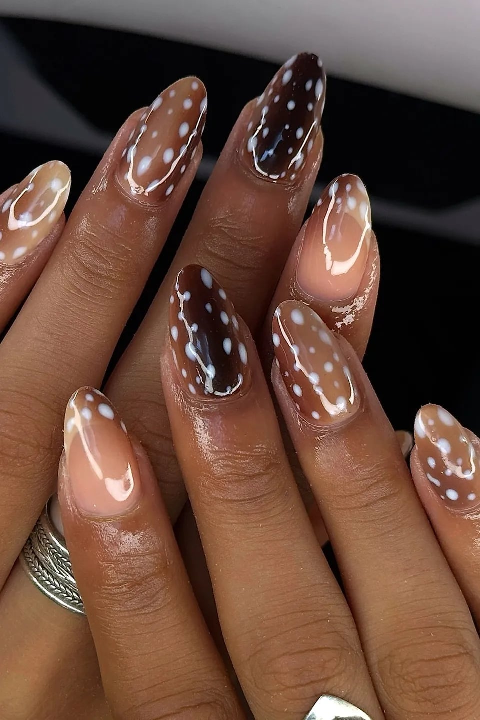 Gradient Brown with White Dot Accents Gradient Brown with White Dot Accents — Trendy Mocha Nails
