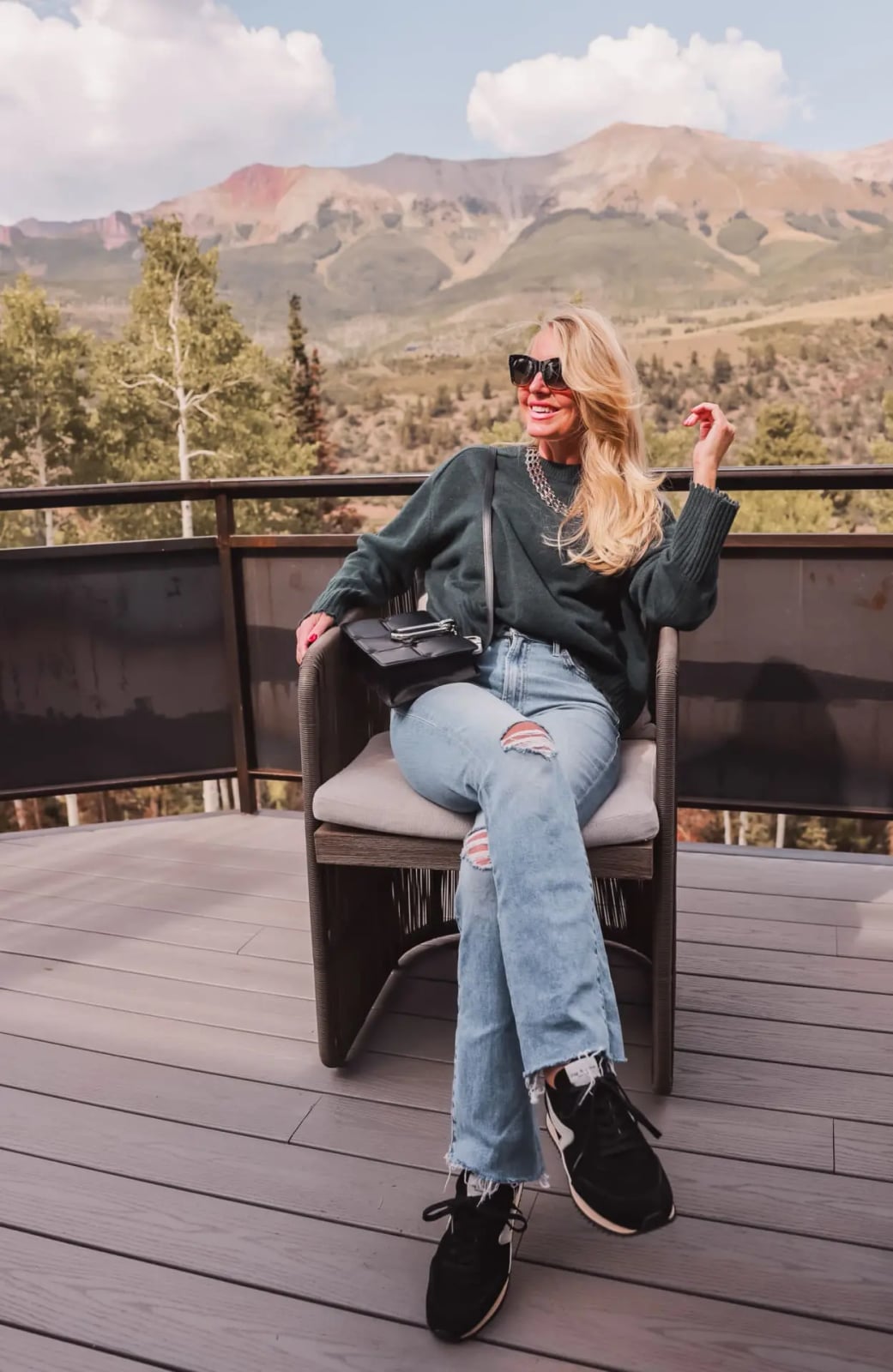 Straight Leg Mom Jeans with Dark Green Sweater and Light Blue Denim — Trendy Mom Jeans Outfits