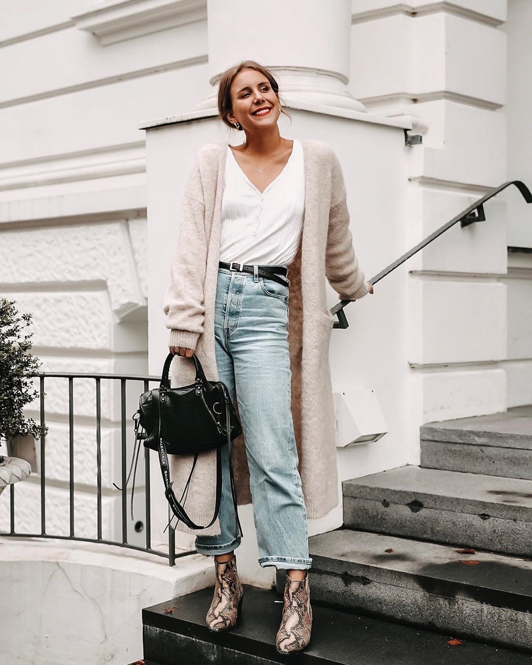 Light Blue Mom Jeans with Snakeskin Boots — Trendy Mom Jeans Outfits
