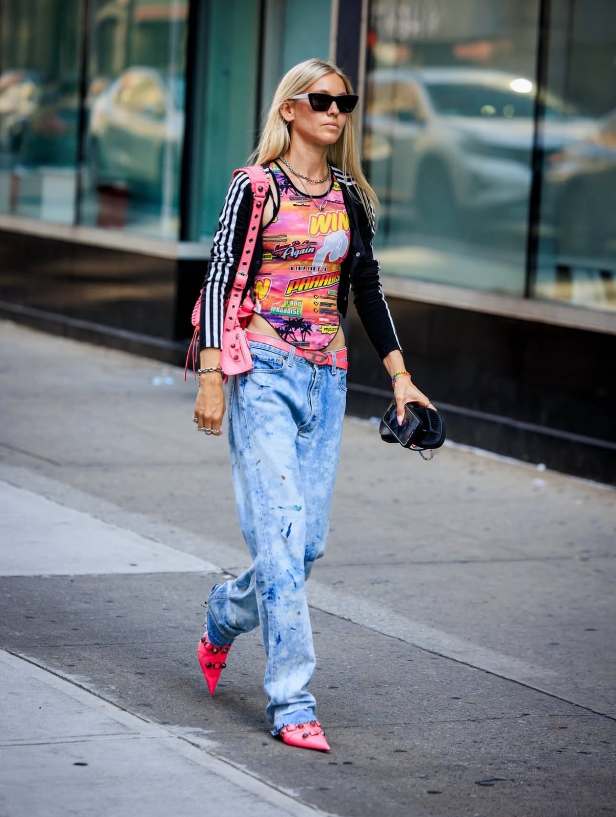 Acid Wash Baggy Jeans with Pink Heels — Trendy Mom Jeans Outfits