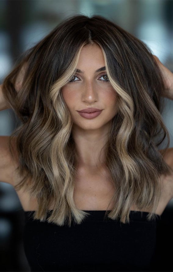 Dark Brown Collarbone With Blonde Money Piece and Face-Framing Bangs Dark Brown Collarbone With Blonde Money Piece and Face-Framing Bangs — Trendy Money Piece Hair