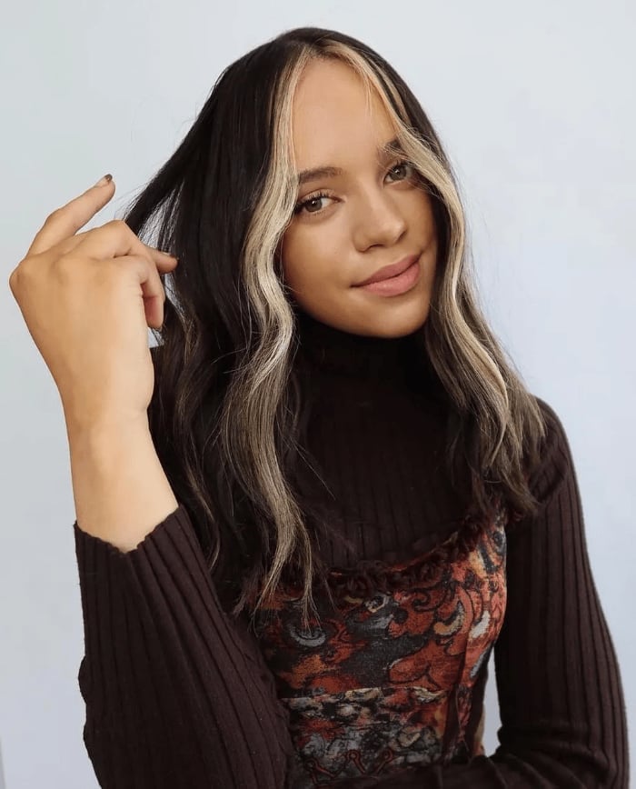 Dark Brown Mid-Back With Bold Blonde Money Piece, Close-Up Take Dark Brown Mid-Back With Bold Blonde Money Piece, Close-Up Take — Trendy Money Piece Hair