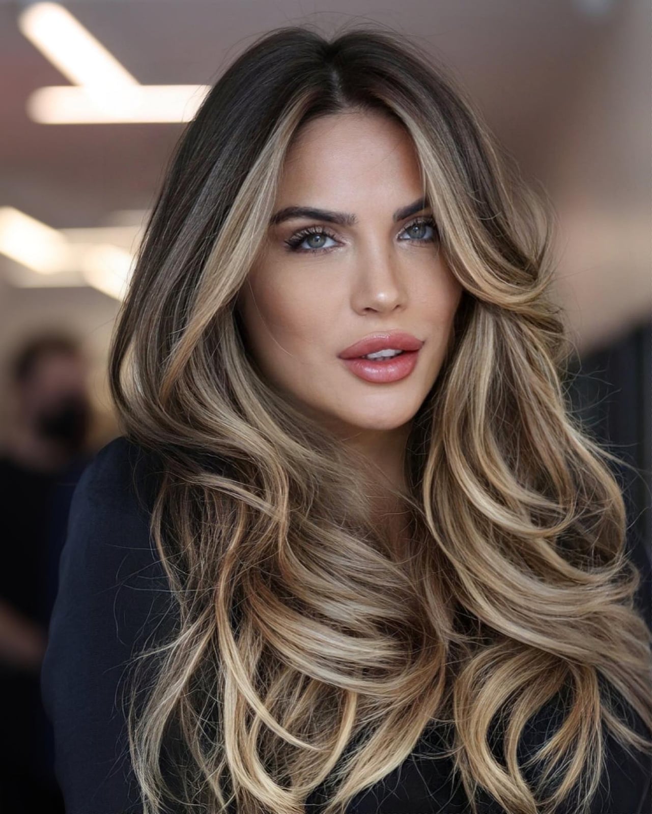 Dark Brown With Striking Blonde Money Piece Dark Brown With Striking Blonde Money Piece — Trendy Money Piece Hair