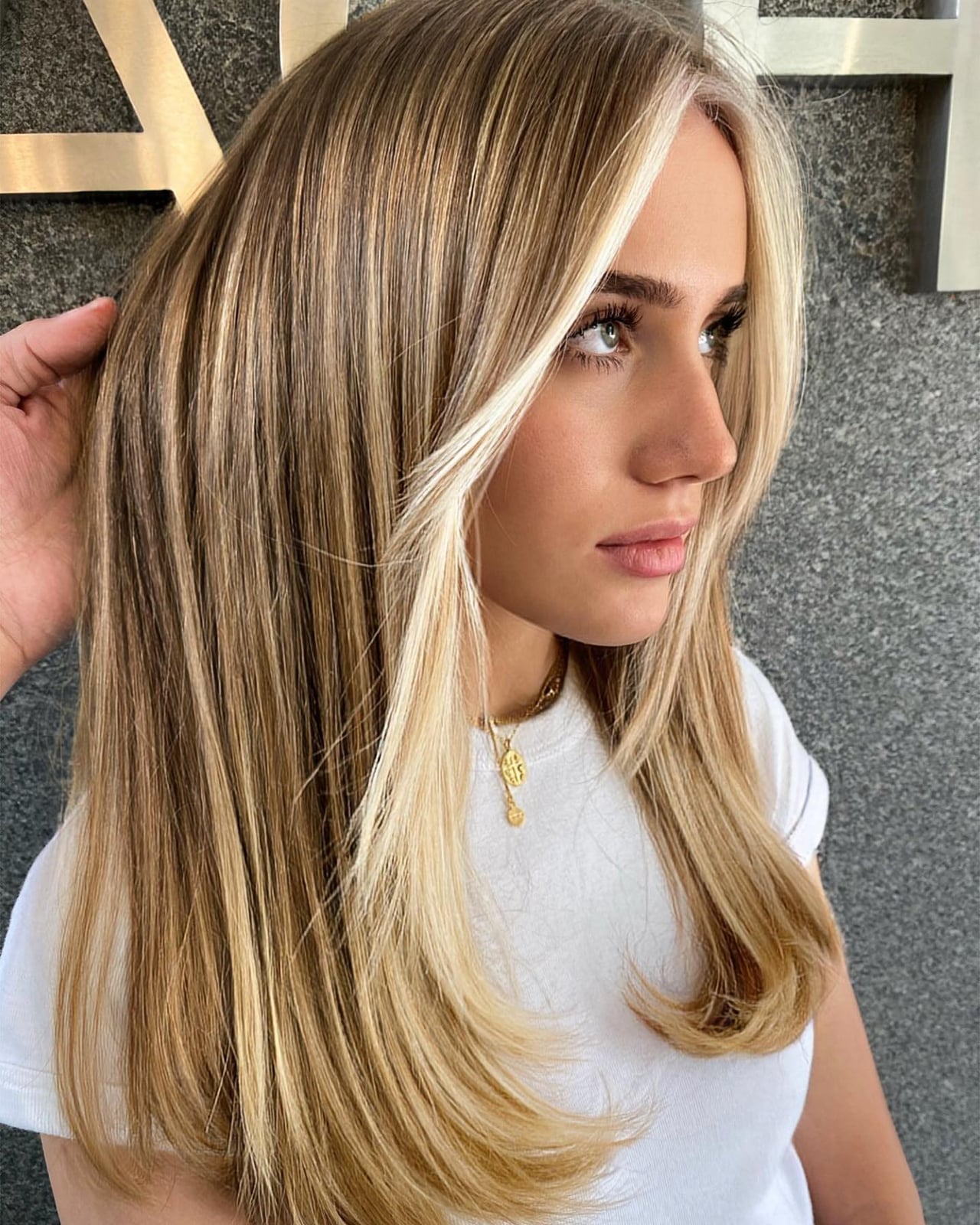 Shoulder Length Blonde With Bold Money Piece Shoulder Length Blonde With Bold Money Piece — Trendy Money Piece Hair