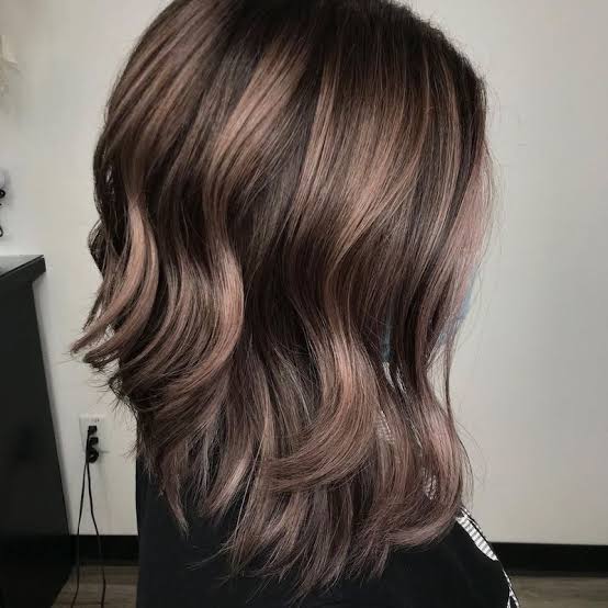 Collarbone Lob Mushroom Brown With Ash Highlights and Loose Waves — Trendy Mushroom Brown Hair Color