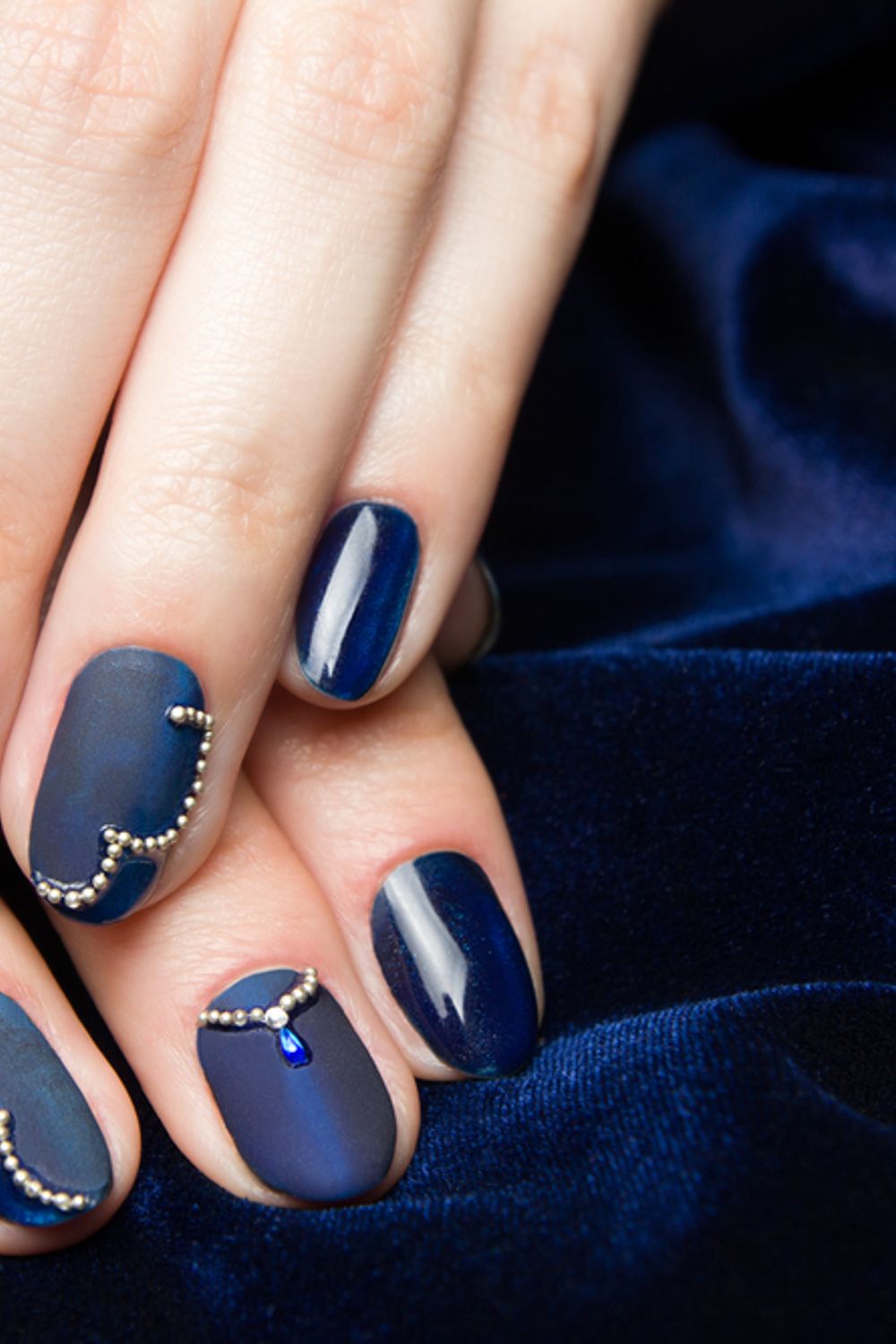 Medium Almond Mix Finish Navy with Pearls Medium Almond Mix Finish Navy with Pearls — Trendy Navy Nails