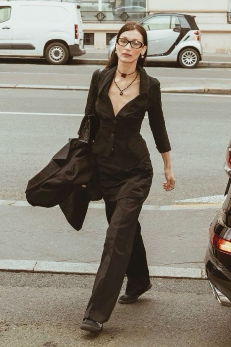 Oversized Black Suit with Deep V-Neckline Oversized Black Suit with Deep V-Neckline — Trendy Office Siren Outfits