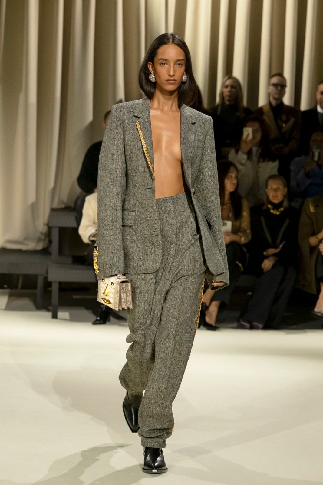 Grey Oversized Blazer with Wide-Leg Trousers and Textured Wool Blend Grey Oversized Blazer with Wide-Leg Trousers and Textured Wool Blend — Trendy Office Siren Outfits