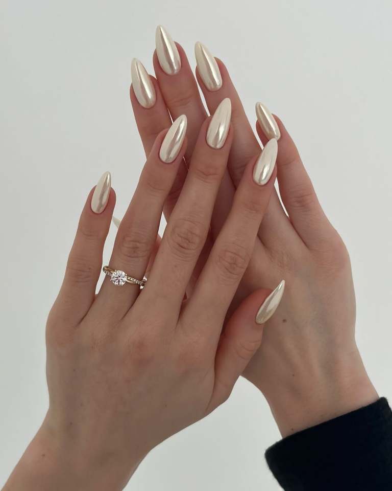 Deep Burgundy Medium Oval Nails, Close-Up Take Deep Burgundy Medium Oval Nails, Close-Up Take — Trendy Old Money Nails