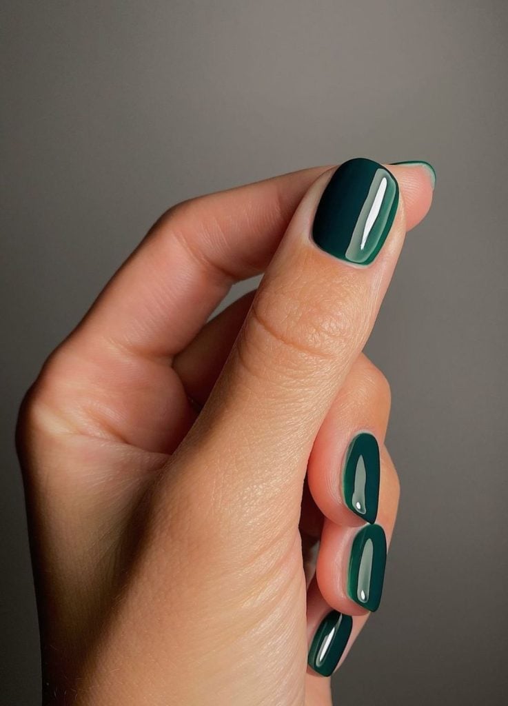 Deep Dark Green Short Oval Nails Deep Dark Green Short Oval Nails — Trendy Old Money Nails