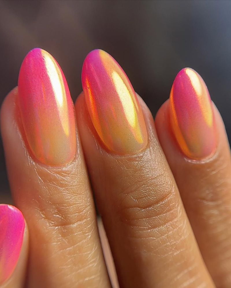 Medium Oval Shifting Chrome Orange Nails Medium Oval Shifting Chrome Orange Nails — Trendy Orange Nails