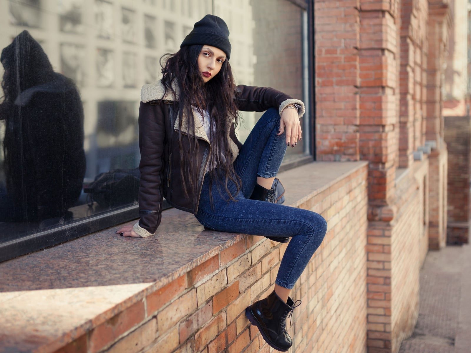 Shearling Moto Jacket Over T-Shirt and Ripped Jeans Shearling Moto Jacket Over T-Shirt and Ripped Jeans — Trendy Outfits for Teens