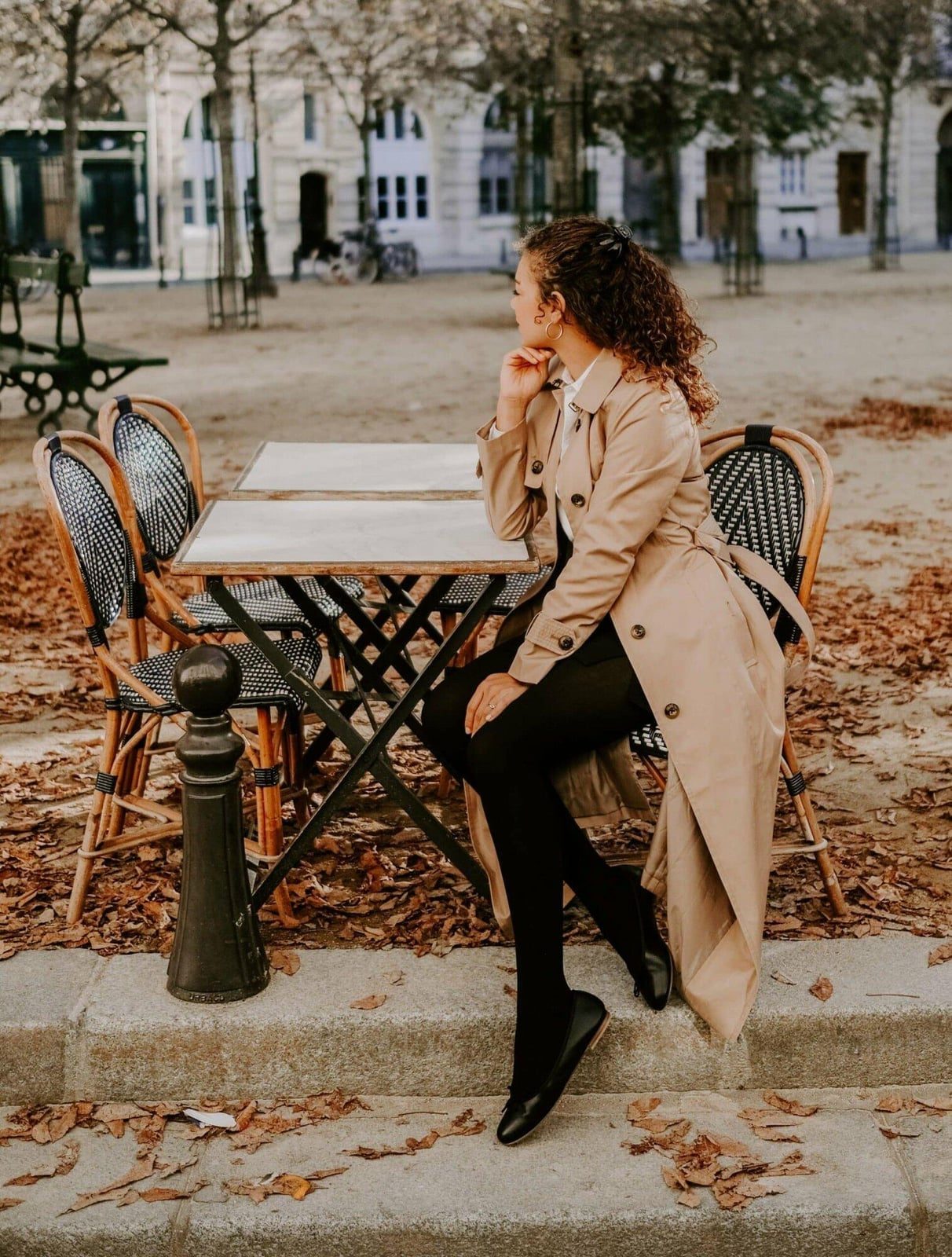 Beige Trench Coat and Black Trousers for Classic Casual Beige Trench Coat and Black Trousers for Classic Casual — Trendy Parisian Style