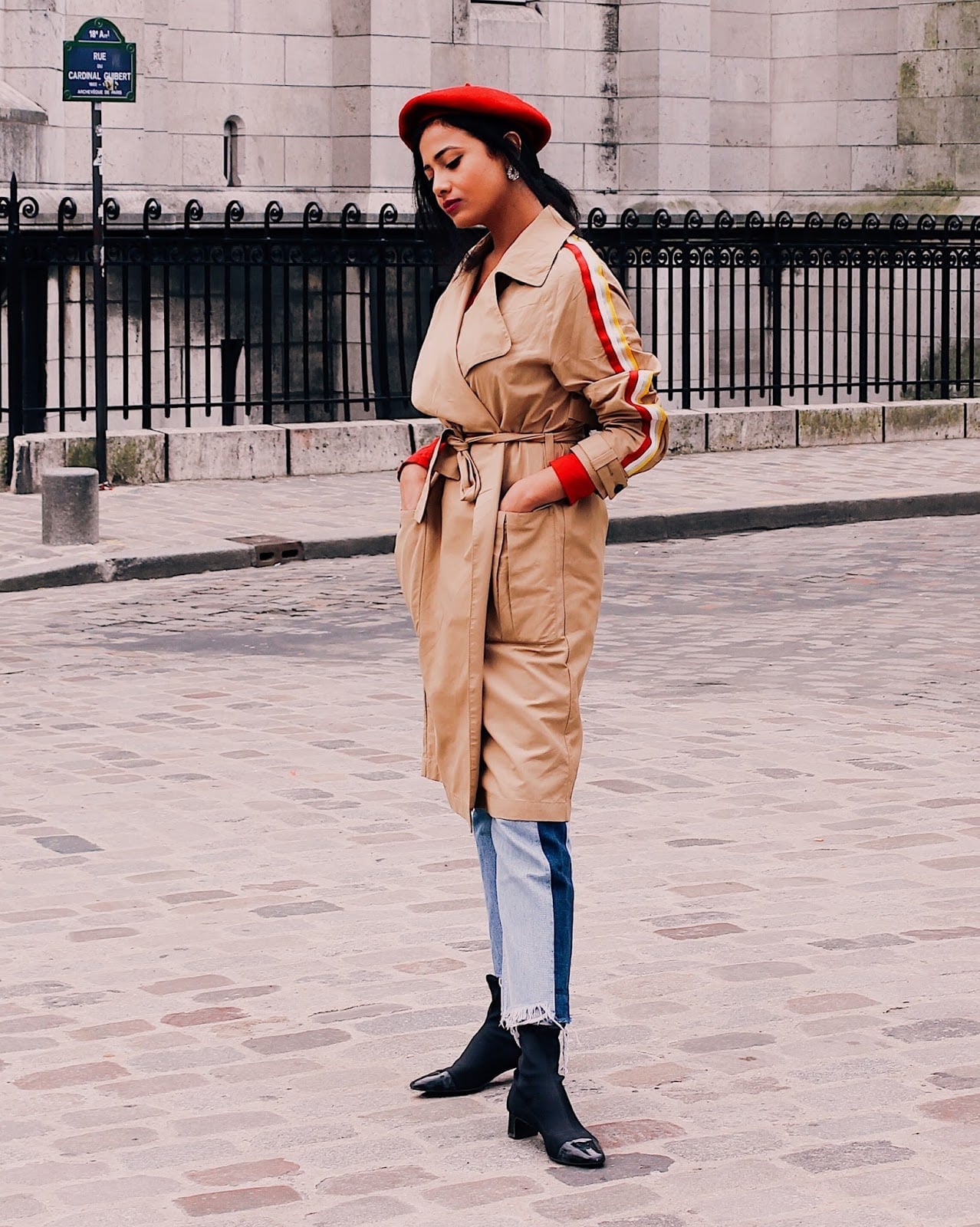 Beige Trench Coat with Red Accents and Wide-Leg Jeans Beige Trench Coat with Red Accents and Wide-Leg Jeans — Trendy Parisian Style