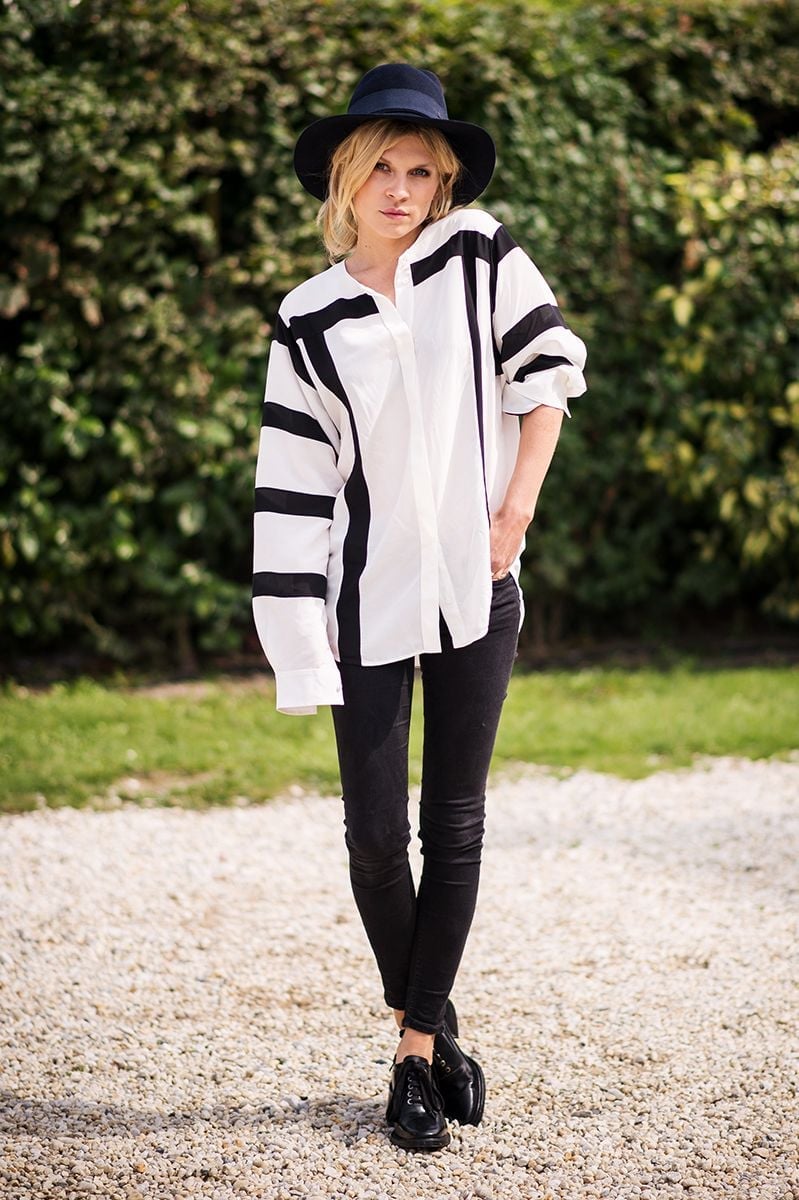 Striped Button-Down Shirt and Skinny Jeans for Casual Style Striped Button-Down Shirt and Skinny Jeans for Casual Style — Trendy Parisian Style
