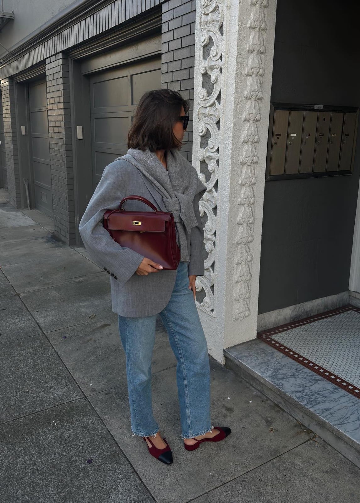 Grey Oversized Blazer and Jeans for Daytime Casual Grey Oversized Blazer and Jeans for Daytime Casual — Trendy Parisian Style