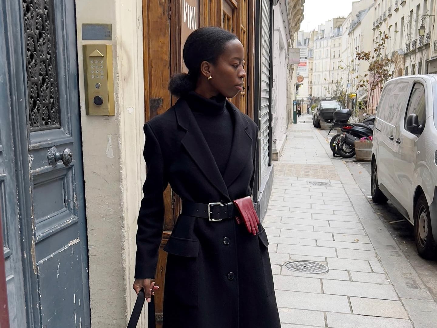 Fitted Black Coat with Red Belt Bag for City Style Fitted Black Coat with Red Belt Bag for City Style — Trendy Parisian Style