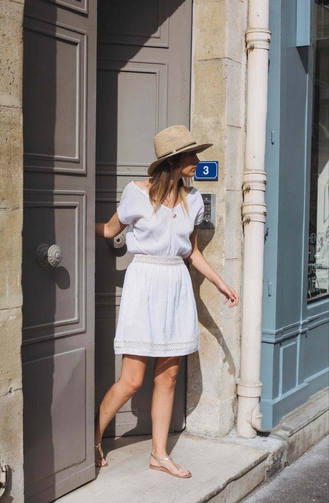 White Linen Dress with Straw Hat for Summer Casual White Linen Dress with Straw Hat for Summer Casual — Trendy Parisian Style