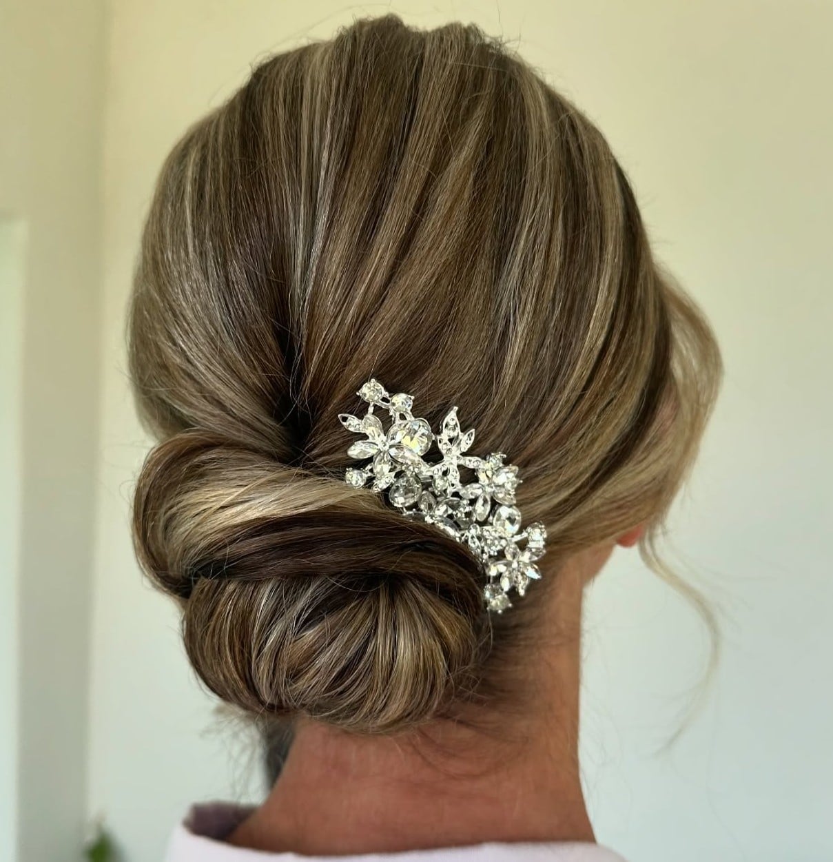 Blonde Chignon With Jeweled Comb — Trendy Party Hair