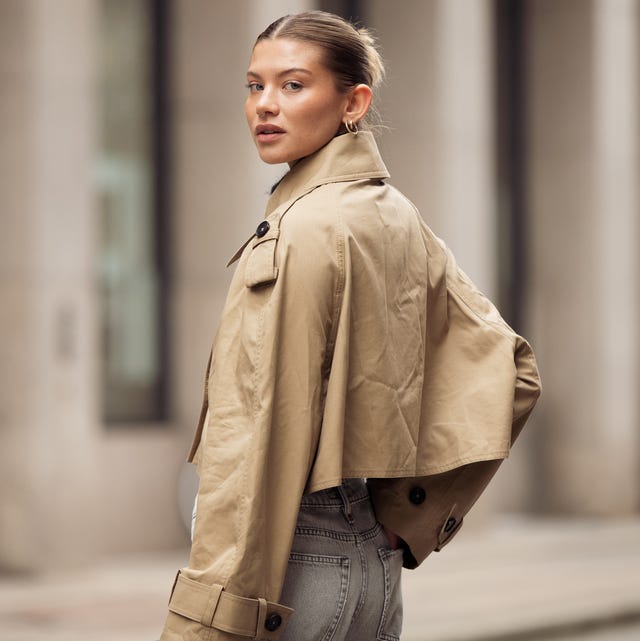 Cropped Trench Coat for Transitional Weather, Close-Up Take — Trendy Photo Outfit