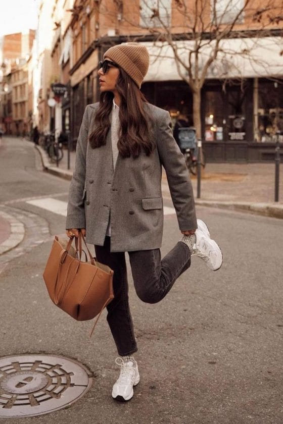 Outfit Idea With Oversized Sweater and Chunky Sneakers — Trendy Photo Outfit