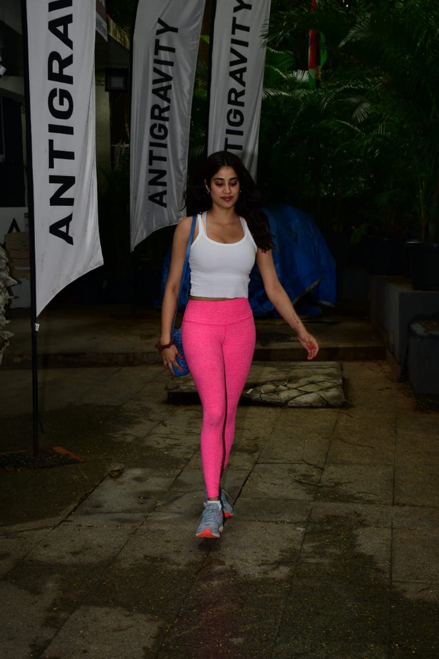 Hot Pink Leggings With White Cropped Tank and Crossbody, Close-Up Take Hot Pink Leggings With White Cropped Tank and Crossbody, Close-Up Take — Trendy Pink Leggings Outfit
