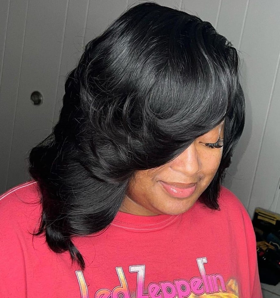 Red Graphic T-Shirt With Voluminous Wavy Quick Weave — Trendy Quick Weave