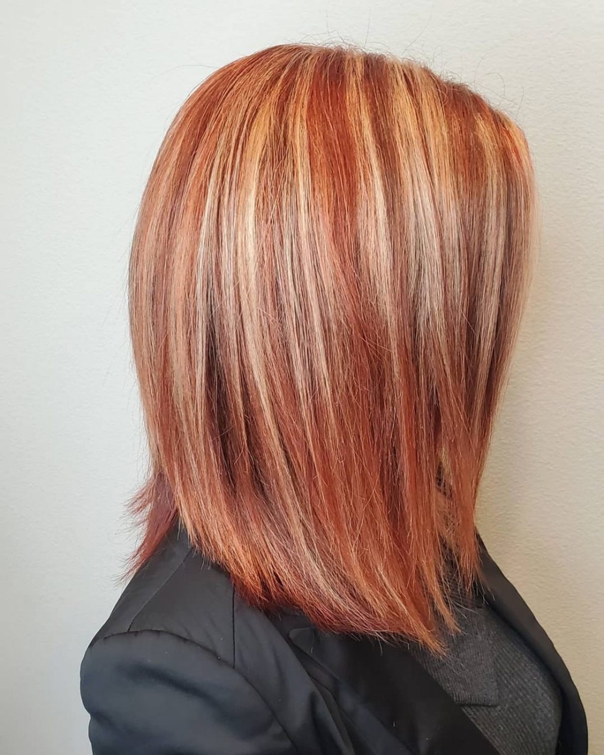Collarbone Bob Red With Blonde Highlights — Trendy Red Hair with Highlights