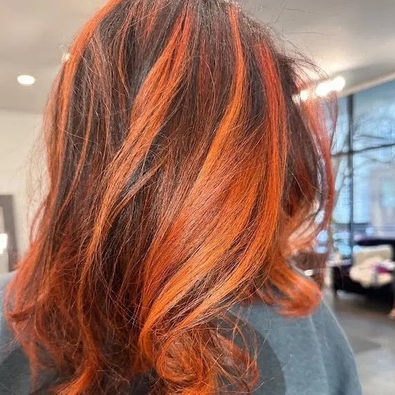 Collarbone Layers With Bright Copper Streaks — Trendy Red Hair with Highlights