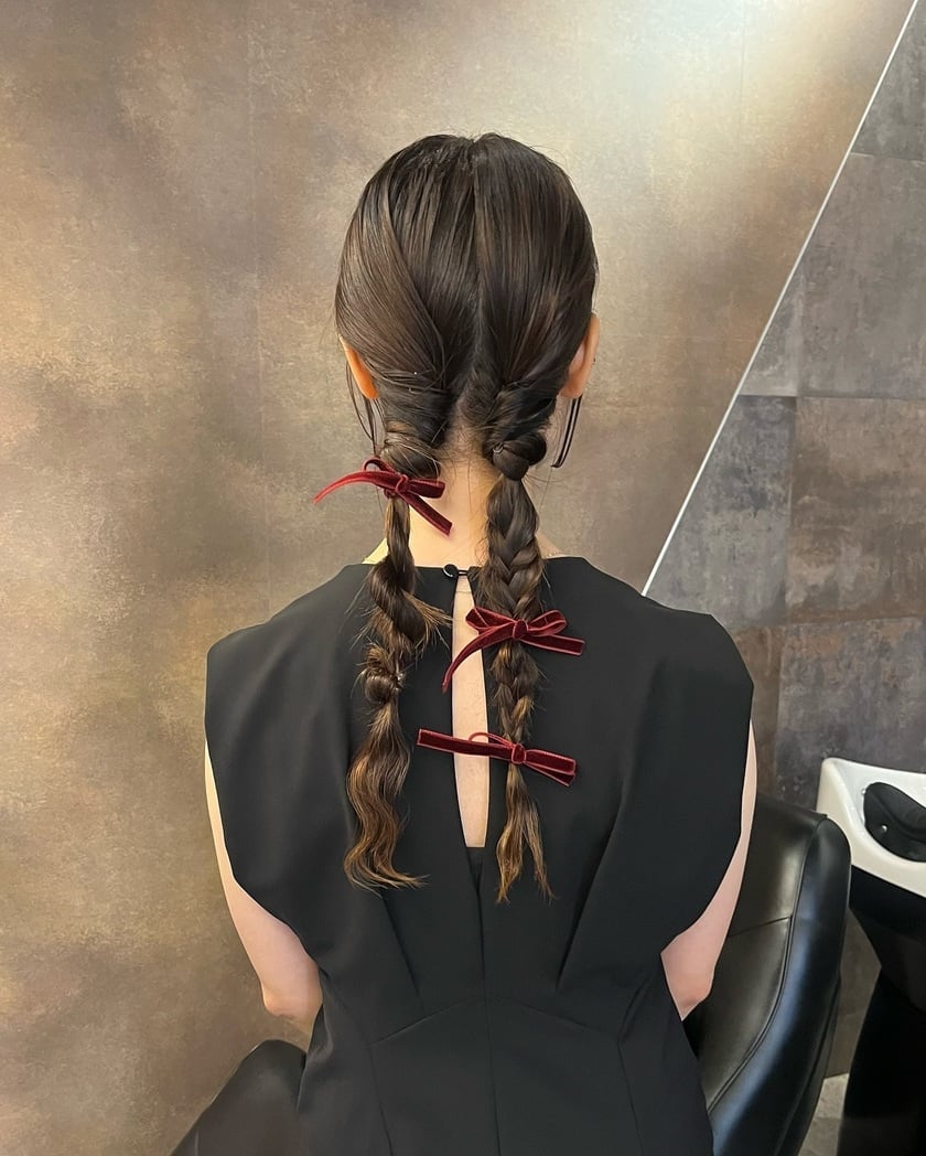 Dark Brown Wavy Braids With Dark Red Bows Dark Brown Wavy Braids With Dark Red Bows — Trendy Ribbon Braids