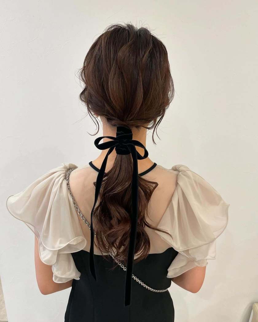 Dark Brown Ponytail With Velvet Bow — Trendy Ribbon Hair