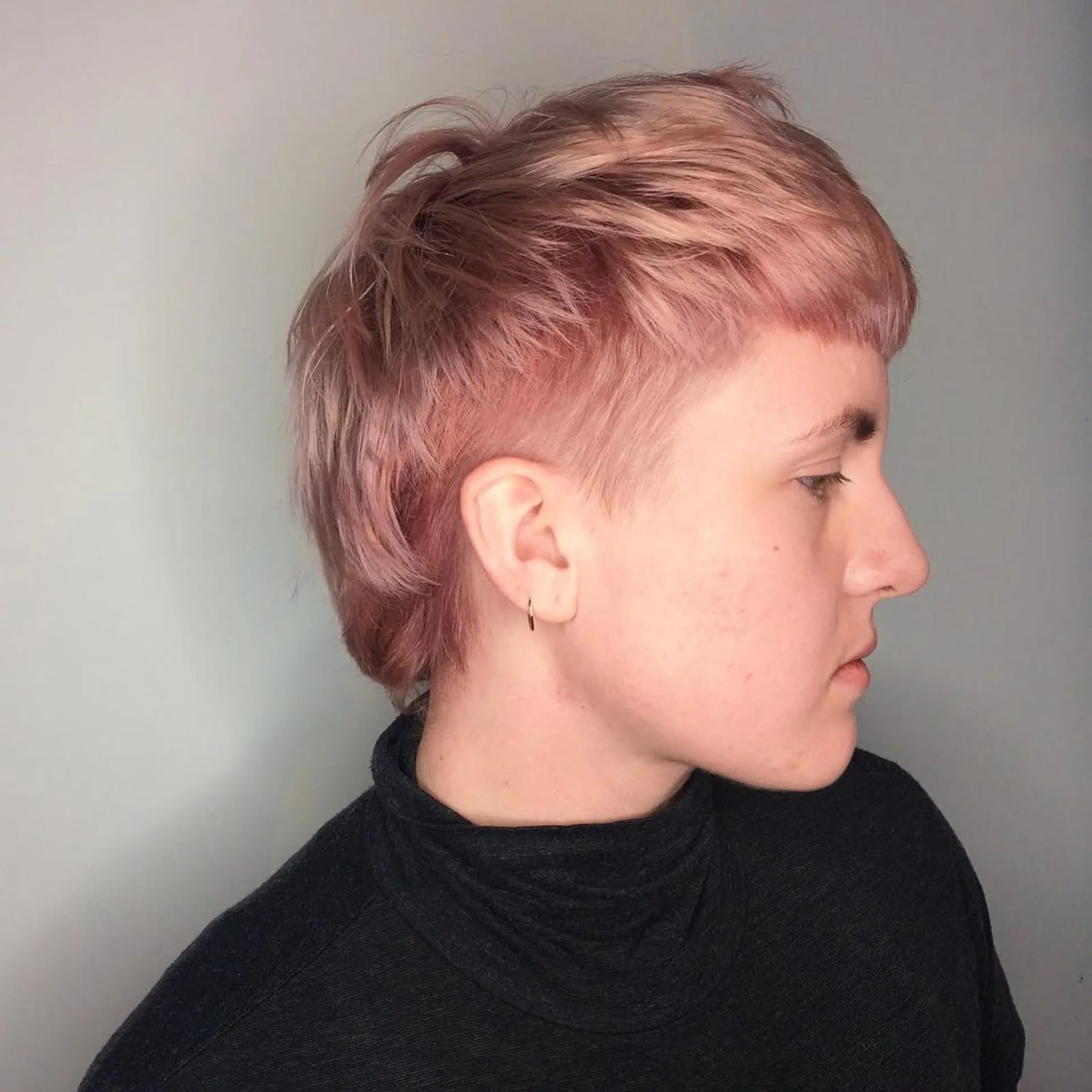 Shaggy Mullet With Rose Gold Hue Shaggy Mullet With Rose Gold Hue — Trendy Rose Gold Hair