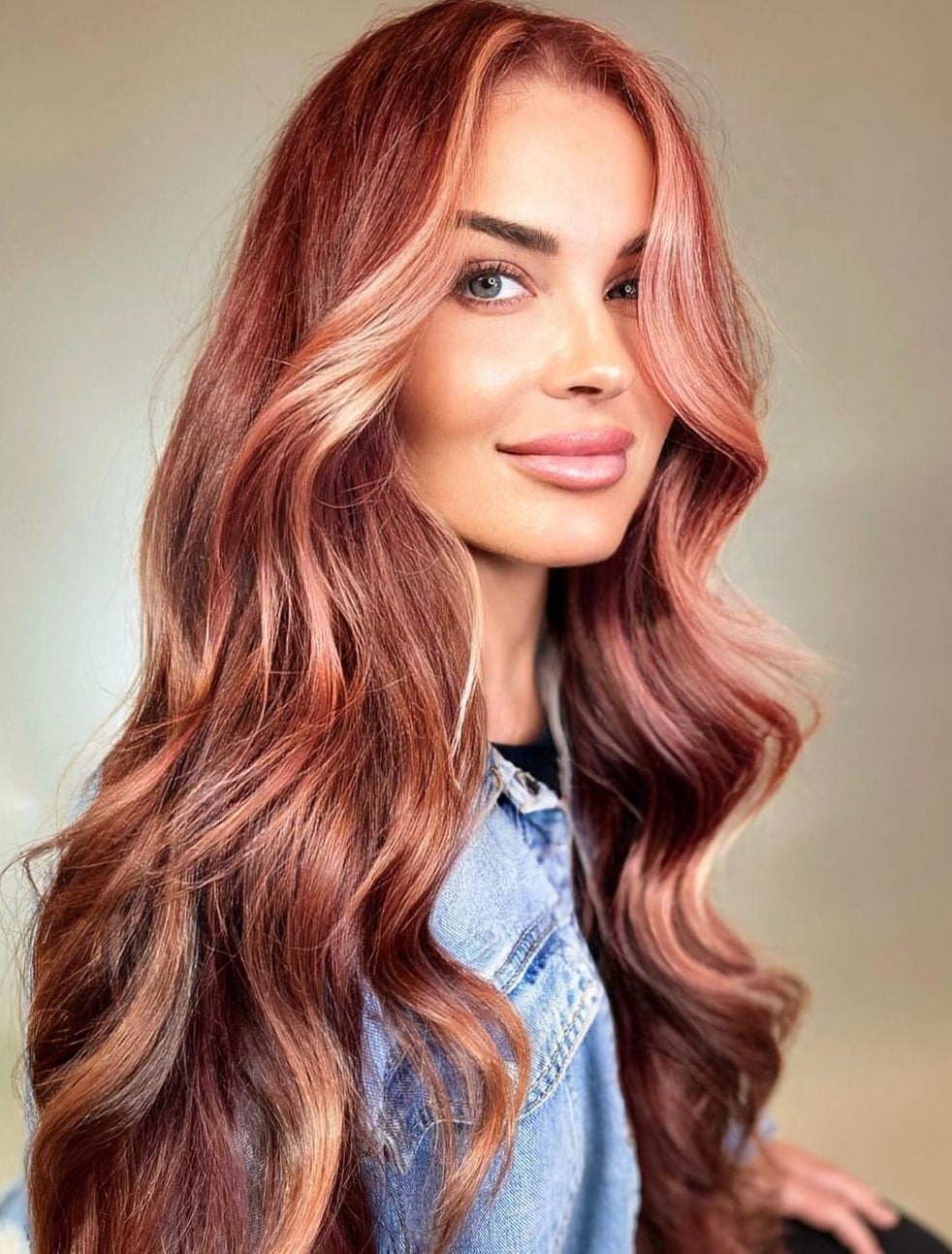 Mid-Back Layers With Copper Rose Gold and Face Framing Mid-Back Layers With Copper Rose Gold and Face Framing — Trendy Rose Gold Hair