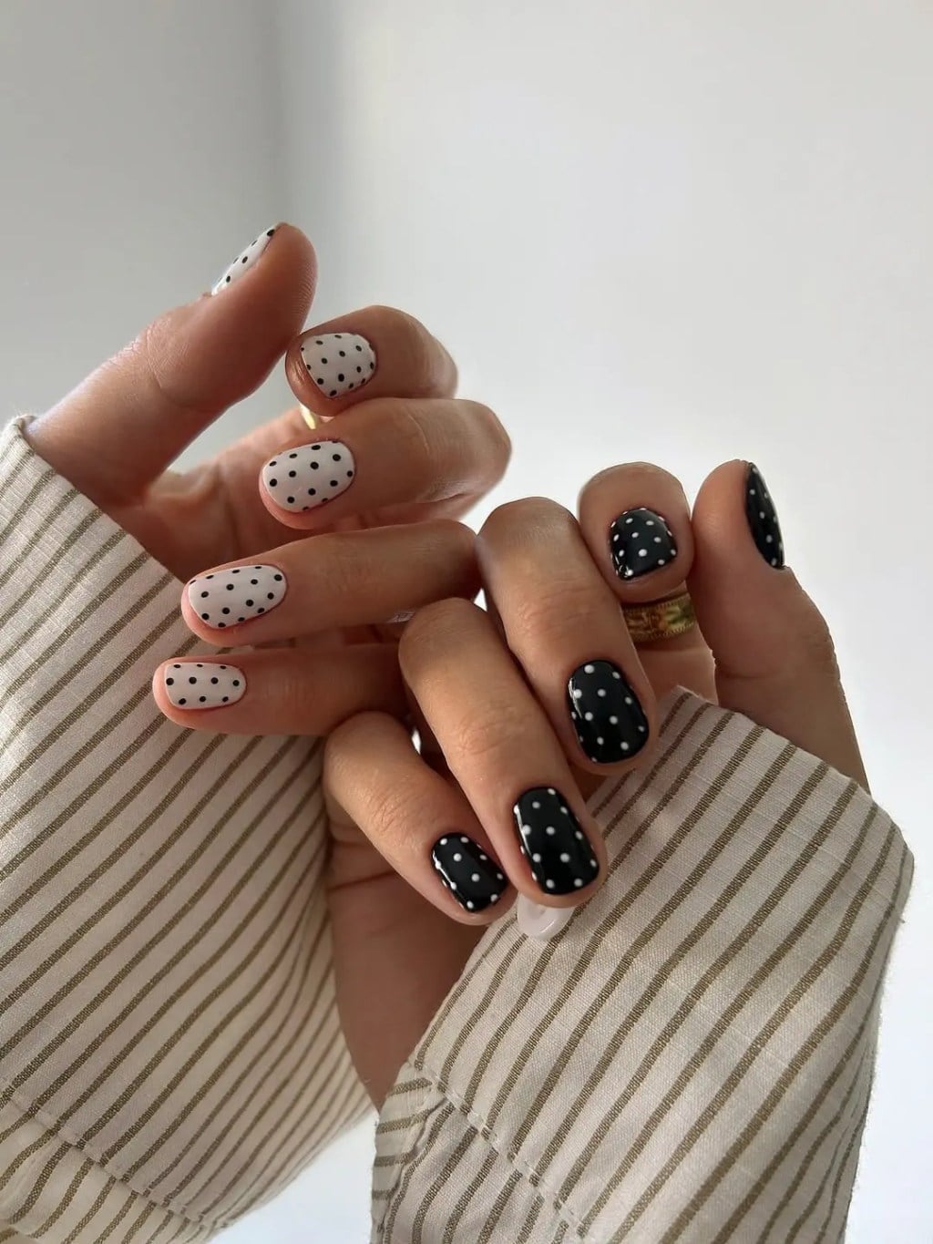 Black And White Polka Dot Short Round Nails Black And White Polka Dot Short Round Nails — Trendy Round Nails