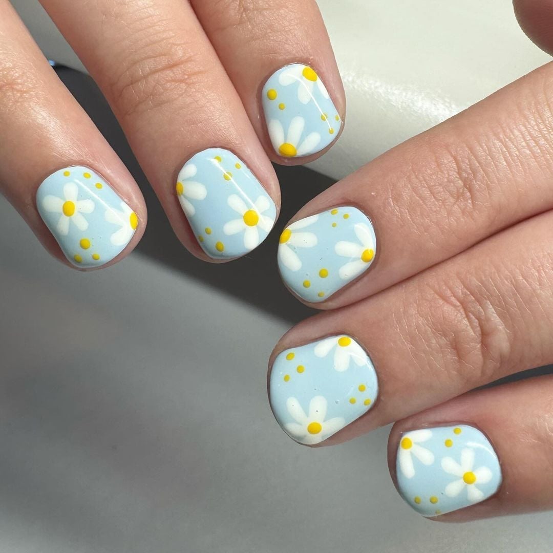 Light Blue Daisy Flower Short Round Nails Light Blue Daisy Flower Short Round Nails — Trendy Round Nails